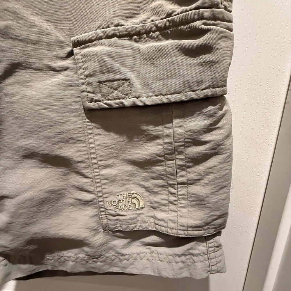 The North Face Men’s Tan Cargo Shorts with Relaxed Fit size M - Picture 4 of 9